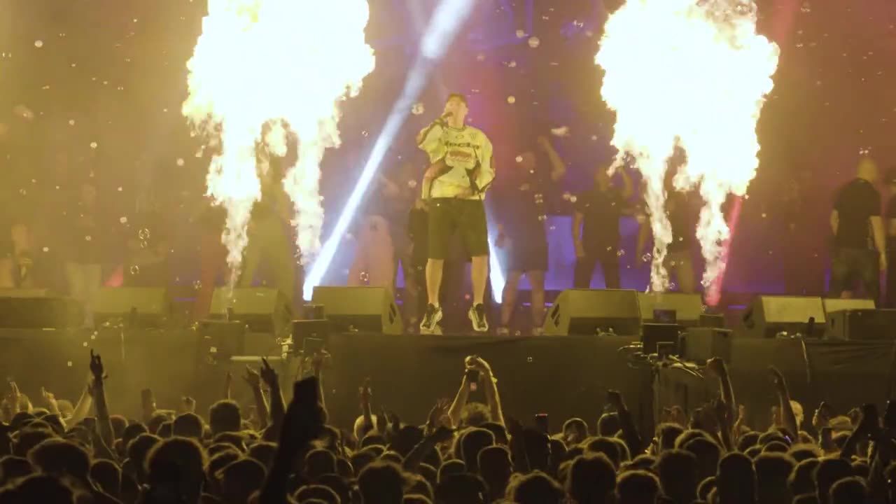 Koncert Szpaku z efektami pirotechnicznymi